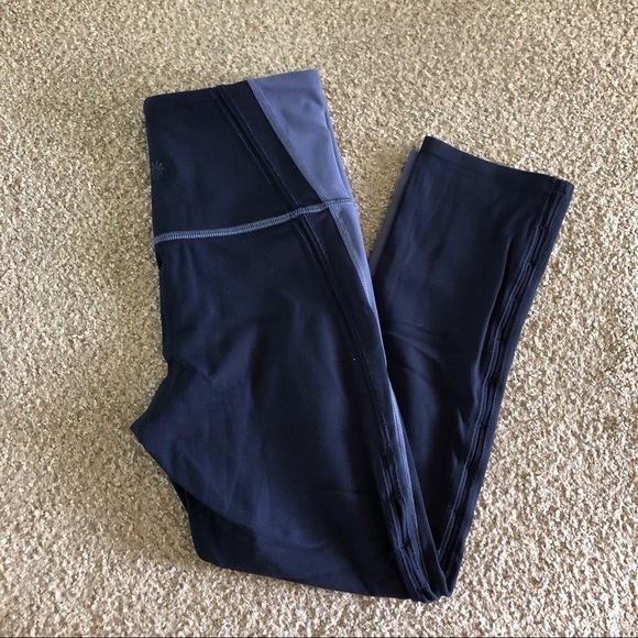 Athleta two tone blue Horizon Scallop Capri leggings in size XXS - Picture 1 of 3